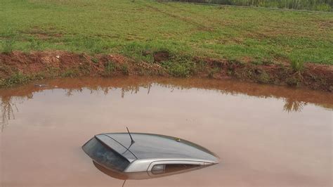 Motorista perde o controle e carro cai em lagoa de contenção na Abrão