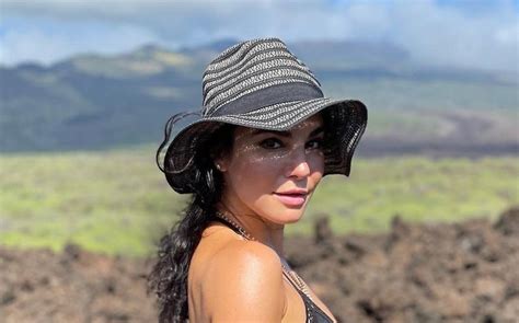 Martha Higareda y cómo combinar un bikini de dos colores FOTO CHIC Magazine