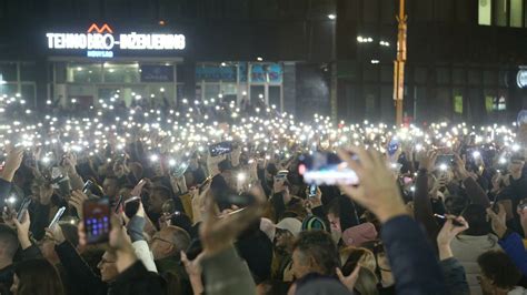 Video Foto Potpuni Kaos U Novom Sadu Prosvjednici Porazbijali Prozore