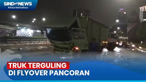 Hilang Kendali Truk Muatan Karton Terguling Di Flyover Pancoran