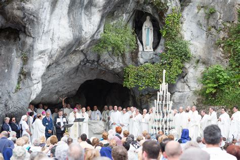 Dziś dzień Matki Bożej z Lourdes Na świecie istnieje miłość