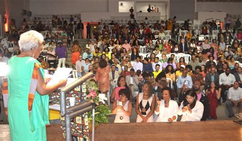 Aos 73 anos Ivannide Santa Bárbara recebe título de Doutora Honoris