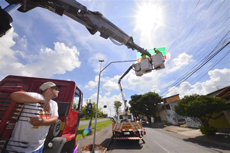 Departamento de Trânsito instala placas de orientação de destino em