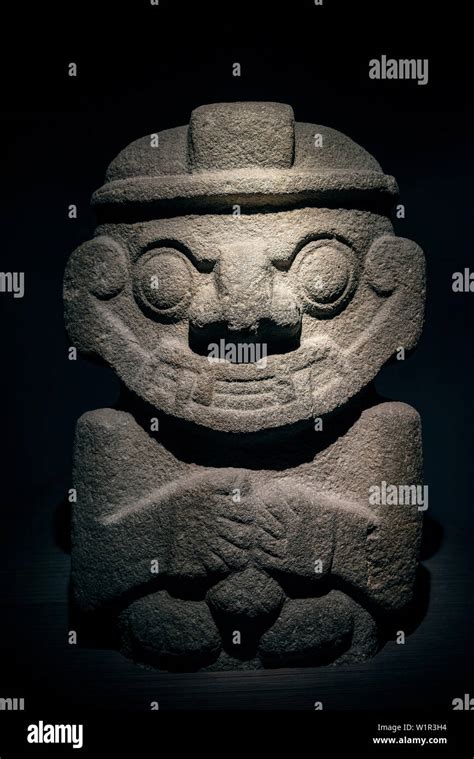 La Escultura De Piedra Precolombinas Desde San Agust N En El Museo De