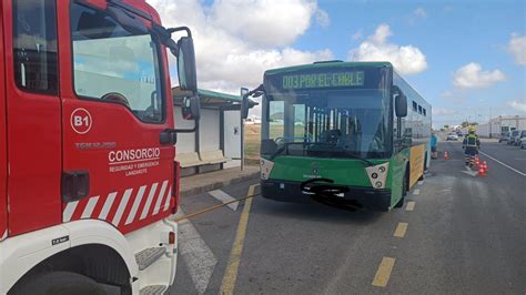 Una Guagua Arde En Lanzarote Con Pasajeros En Su Interior La