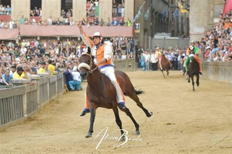 Palio Di Siena Dell Assunta Trionfa Il Leocorno Con Tittia