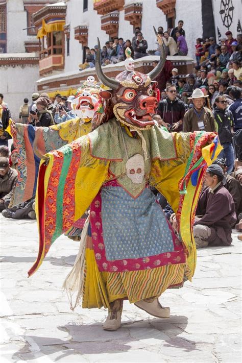 Les Lamas Bouddhistes Tib Tains Dans Les Masques Mystiques Ex Cutent