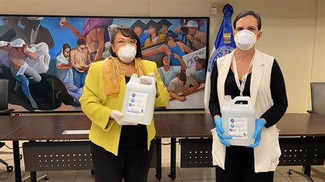 SNS recibe de la UASD donación gel antiséptico para prevención COVID 19