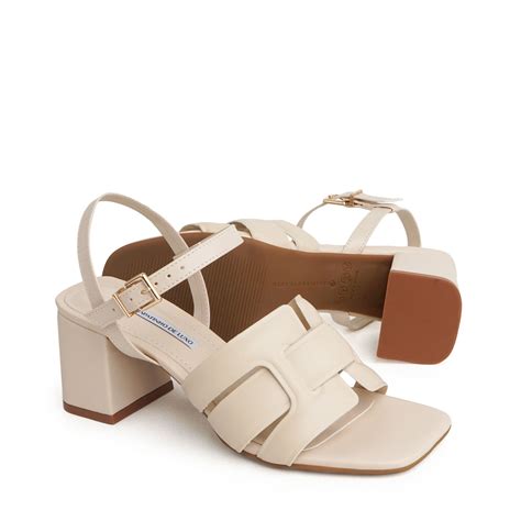 Sandália Nude Manteiga Salto Bloco Médio Tiras Largas Cruzadas e