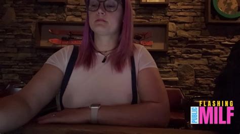 Voir à Travers Les Seins Clignotants Dans Le Bar MILF Clignotant En