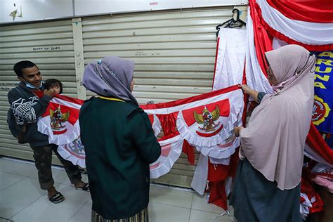 Jelang Hut Ri Ke Penjual Bendera Merah Putih Di Pasar Senen Ramai