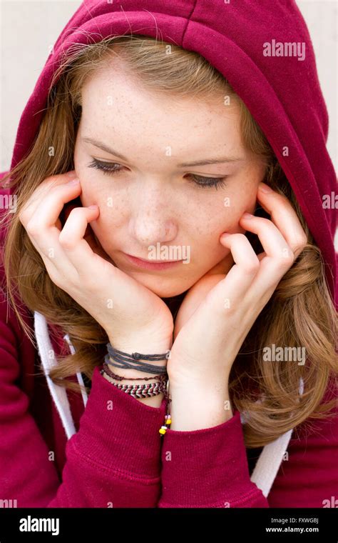 Muchacha adolescente triste fotografías e imágenes de alta resolución