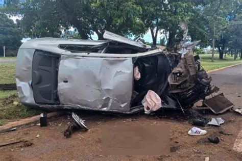 Carro capota várias vezes bate em duas árvores e casal é socorrido em