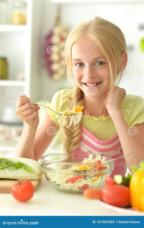 Retrato De Una Linda Chica Comiendo Ensalada En La Cocina Imagen De Archivo Imagen De Alegre