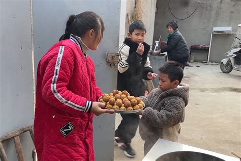 豆渣扔了太浪费，媳妇试着做成豆渣丸子，出锅外酥里软真是香凤凰网视频凤凰网