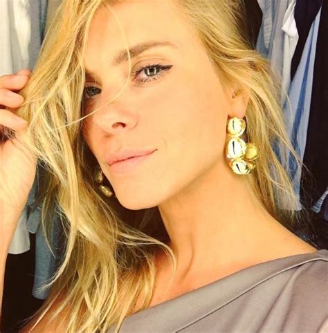 Carolina Dieckmann pede a ajuda de internautas para difícil decisão