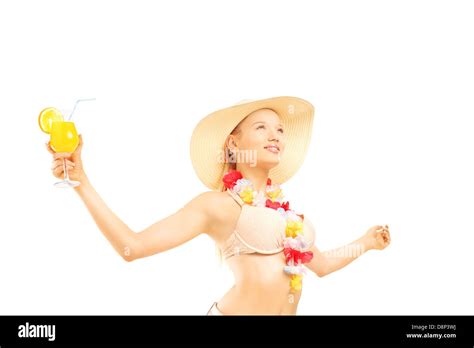 Entspannte Blonden Frau Im Bikini Isoliert Halten Einen Cocktail Und Auf Der Suche Nach Oben Auf