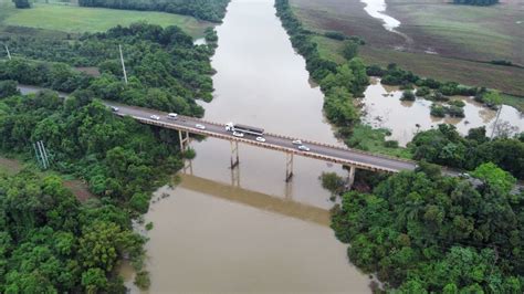 Ponte da RS 130 entre Lajeado e Arroio do Meio é levada pelas águas em