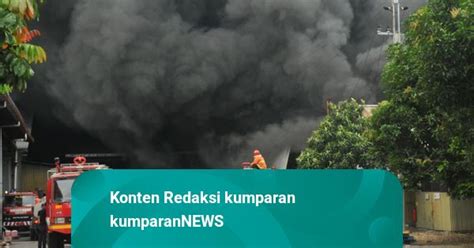 Foto Kepulan Asap Hitam Dari Kebakaran Pabrik Plastik Di Pati Jateng