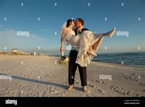 Mariée Et Marié Baiser Sur Une Plage En Floride Panama City Beach