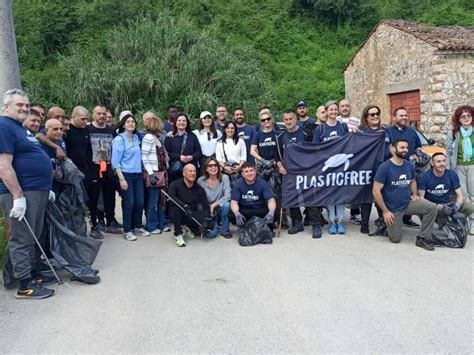 Detenuti Seconda Chance E Volontari Plastic Free Assieme Per