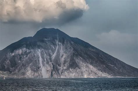 10 Volcanoes in Italy That You Can Visit – This Way To Italy