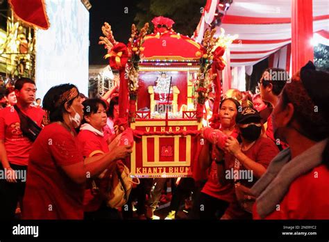 La gente lleva un palanquín durante el festival de Cap Go Meh para