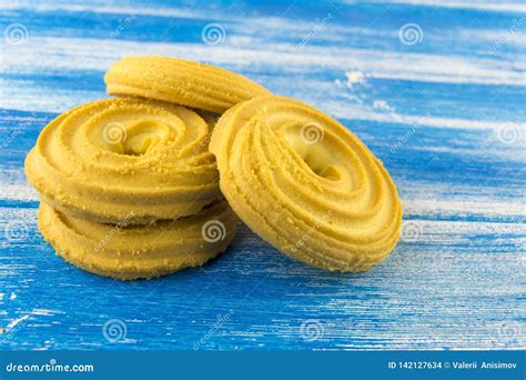 Cookies De Biscoito Amanteigado Redondas Que Encontram Se Em Uma Tabela