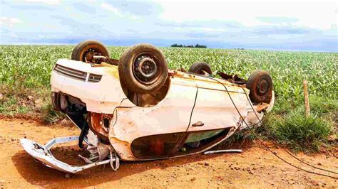 Idoso Perde Controle Da Dire O E Carro Capota Duas Vezes Em Rodovia De