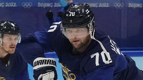 Former Nhl Player Attempts Insane Shootout Shot Yardbarker