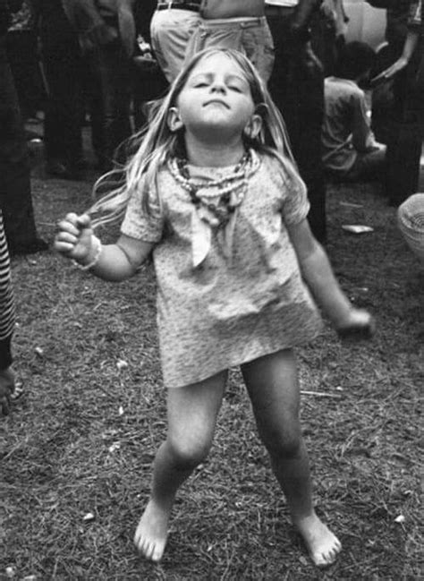 20 Rare Pictures That Capture The Magic Of Woodstock Kueez