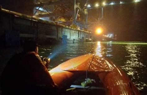 Perahu Terbalik Karena Cuaca Buruk Dua Pemancing Hilang Di Pantai