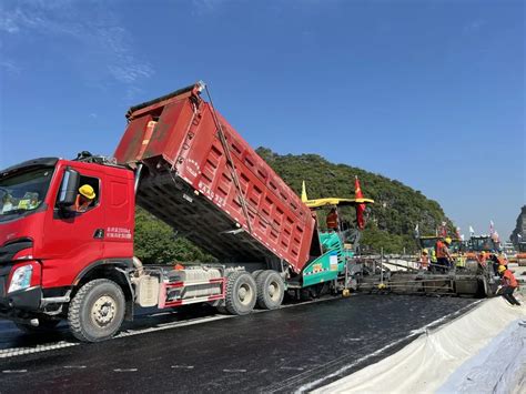 崇爱高速首段改性沥青混凝土功能层试验段顺利摊铺 政务新媒体信息 广西壮族自治区交通运输厅