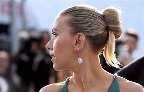 Scarlett Johannson Sexy Cleavage Hot Celebs Home