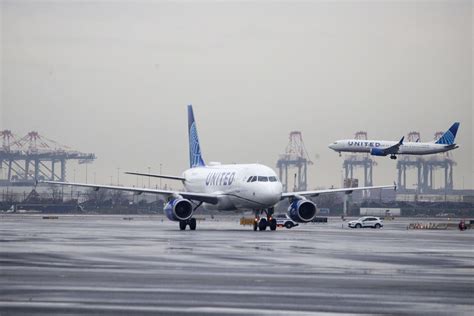 United Airlines Ceo Meets With Faa Chief After Operational Meltdown