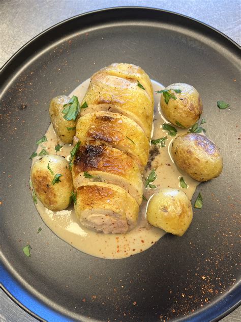 Cuisse de poulet farcie sauce aux cèpes pommes grenailles