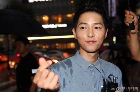 Clip hot Song Joong Ki đội mưa cười hạnh phúc nói về vị hôn thê tương lai Song Hye Kyo