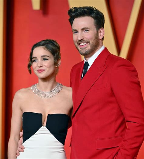 Chris Evans Et Sa Femme Alba Baptista Font Leurs D Buts Sur Le Tapis