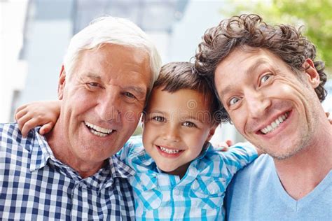 Esta Familia Sabe Divertirse Retrato De Un Niño Pequeño Con Su Padre Y