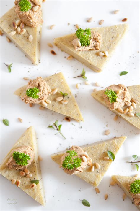 Food Porn Vegan Style ZIOŁOWE PLACKI Z POLENTY Z POMIDOROWYM HUMMUSEM LUB PESTO