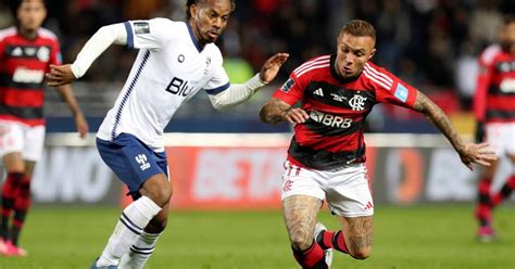 André Carrillo Hinchas elogian a Carrillo por jugar de 5 ante