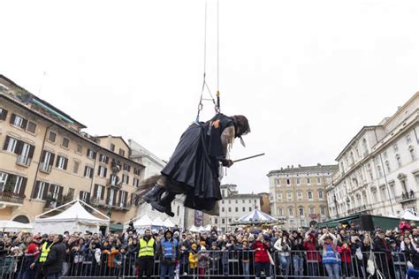 Befana In Piazza Navona A Roma Si Parte Alle Terzo Binario News