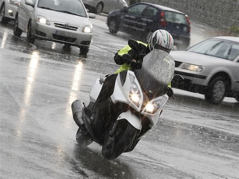 C Mo Conducir En Moto Con Lluvia Los Mejores Consejos De Los Expertos