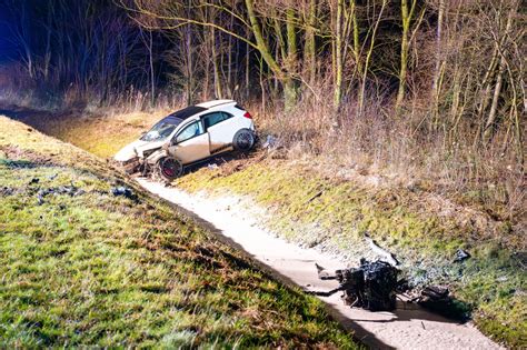 Auto Vliegt Uit De Bocht En Belandt In Sloot Drie Gewonden