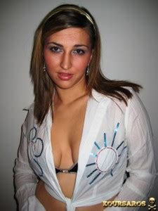 Έκφυλη Τουρκάλα Milf με λίγο πεσμένα τα βυζιά αλλά με καυτή κωλάρα KoUrSaRoS net