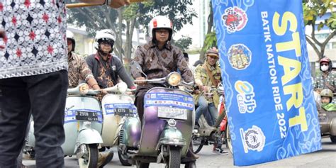 Hari Batik Nasional Uu Ruzhanul Naik Vespa Antik Pakai Batik