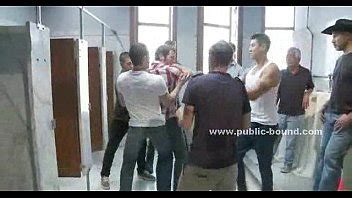 Chico gay lindo engañado en sexo grupal gay XVIDEOS