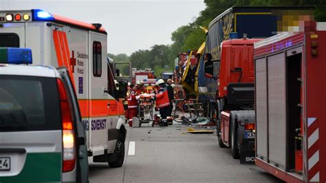 Weingarten Baden Unfall Lkw Kracht Auf A In Stauende