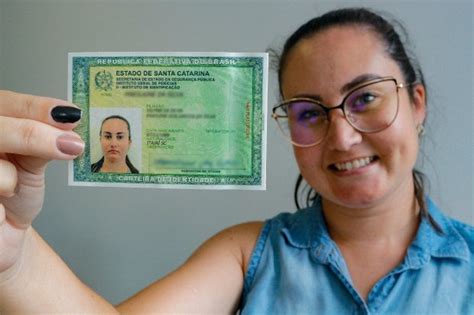 Nova carteira de identidade é emitida em SC desde novembro veja como