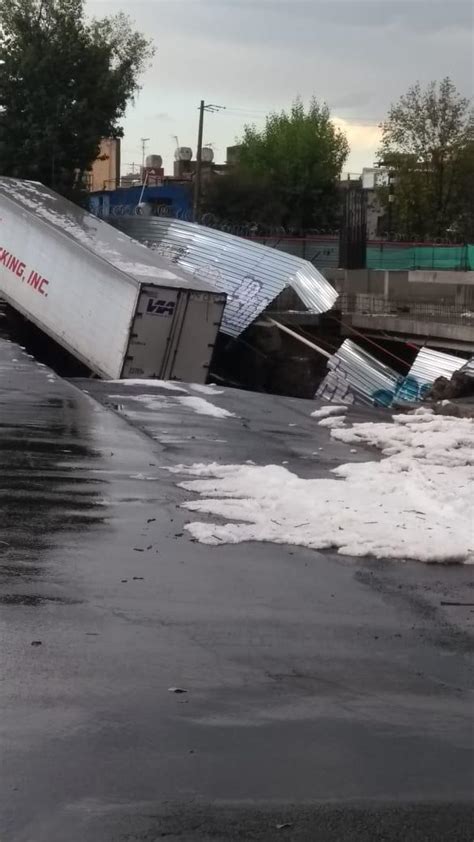 Tr Iler Cae En Un Socav N Producido Por Fuertes Lluvias En Ocean A